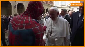 Insólito: Papa Francisco recebe visita de homem... mascarado de Homem Aranha