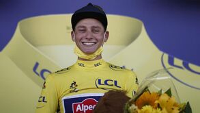 Van der Poel atacou com tudo e estreou-se a vencer no Tour: o último quilómetro da 2.ª etapa