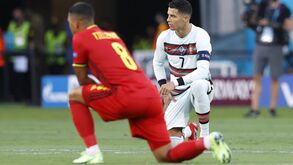 Jogadores de Portugal e Bélgica ajoelharam-se antes do apito inicial em Sevilha 