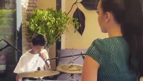 Cristianinho mostra dotes musicais em Sevilha antes do Bélgica-Portugal