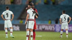 Ronaldo abraçou Lukaku, atirou braçadeira e foi o primeiro a sair: as imagens da desilusão portuguesa