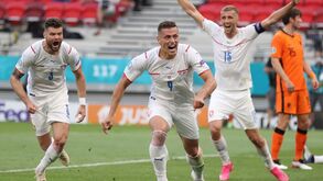 A crónica do Holanda-República Checa, 0-2: gritaram-se Holes na festa checa