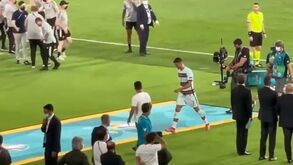 O momento de frustração de Ronaldo após derrota com a Bélgica: CR7 pontapeou braçadeira de capitão