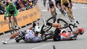 As quedas que atrasaram Roglic e impediram Sagan e Ewan de discutir a vitória na 3ª etapa do Tour