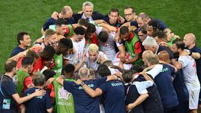 Xhaka motivou tropas helvéticas com discurso acalorado e... Coca Cola na mão