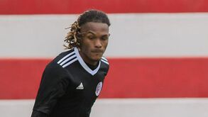 Vasco Lopes para as alas do Farense