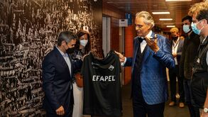 Presidente da Académica oferece camisola da equipa principal a Andrea Bocelli