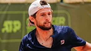 Pedro Sousa eliminado na estreia em Wimbledon por Lorenzo Sonego