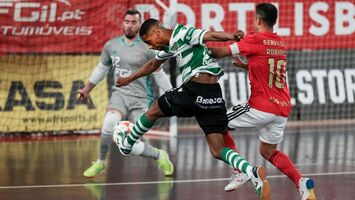 Futsal: Sporting vence Benfica e fica a um triunfo do título - SIC Notícias