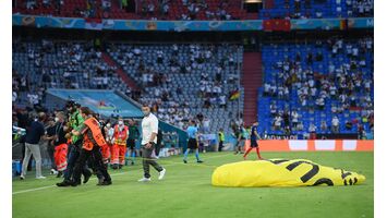 Insólito na Alemanha. Árbitro abandona jogo durante 10 minutos