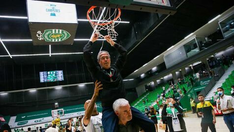 Até Luís Magalhães andou 'pendurado' no cesto: a festa do título do Sporting no basquetebol