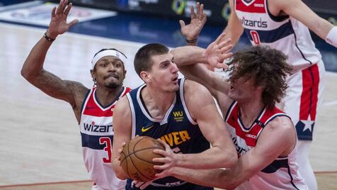 Nikola Jokic leva prêmio de MVP da NBA pela 2ª vez consecutiva