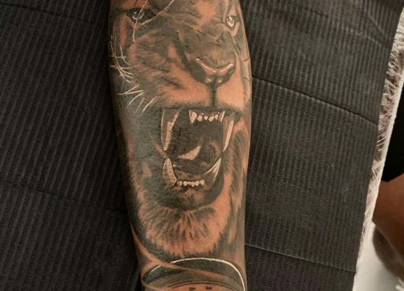 Nuno Tavares Tatuou Um Leao No Braco Fotogalerias Jornal Record