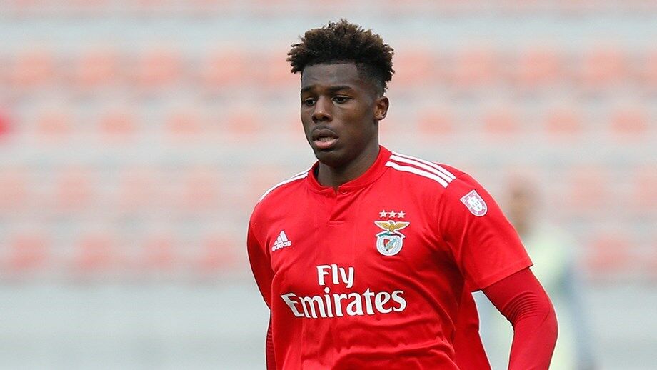 Justificacao Ridicula De Nuno Tavares Estar A Falar Para Um Telemovel E Dizer Que E Privado Benfica Jornal Record Justificacao Ridicula De Nuno Tavares Estar A Falar Para Um Telemovel E Dizer Que E Privado Benfica Jornal Record