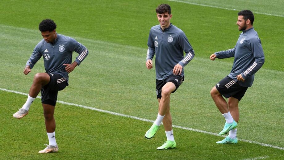 Havertz (ao centro) já foi integrado nos trabalhos
