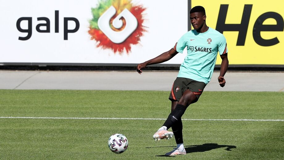 Lateral em ação na Cidade do Futebol