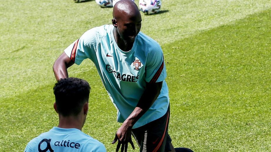 Primeiro estranhou, depois entranhou: Danilo ajusta-se à posição
