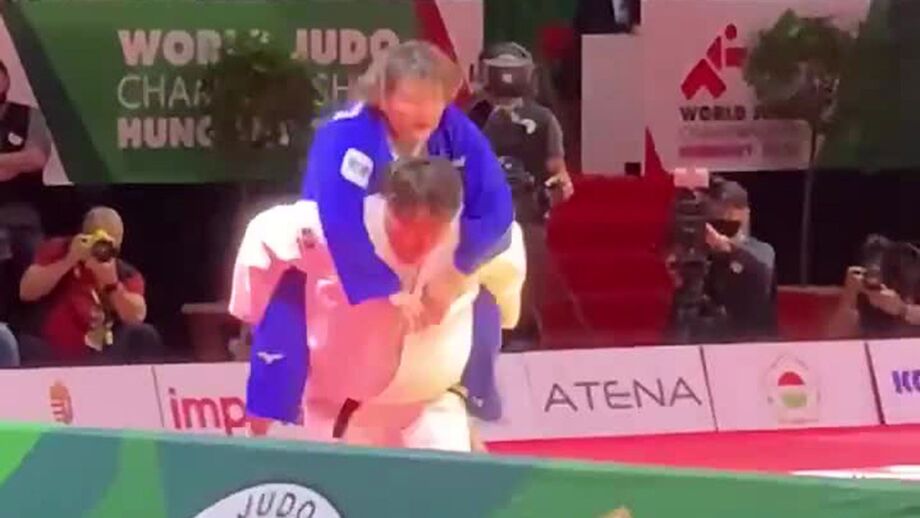 Fair-play no judo: derrotou compatriota e acabou a transportá-la às cavalitas para fora do tatami