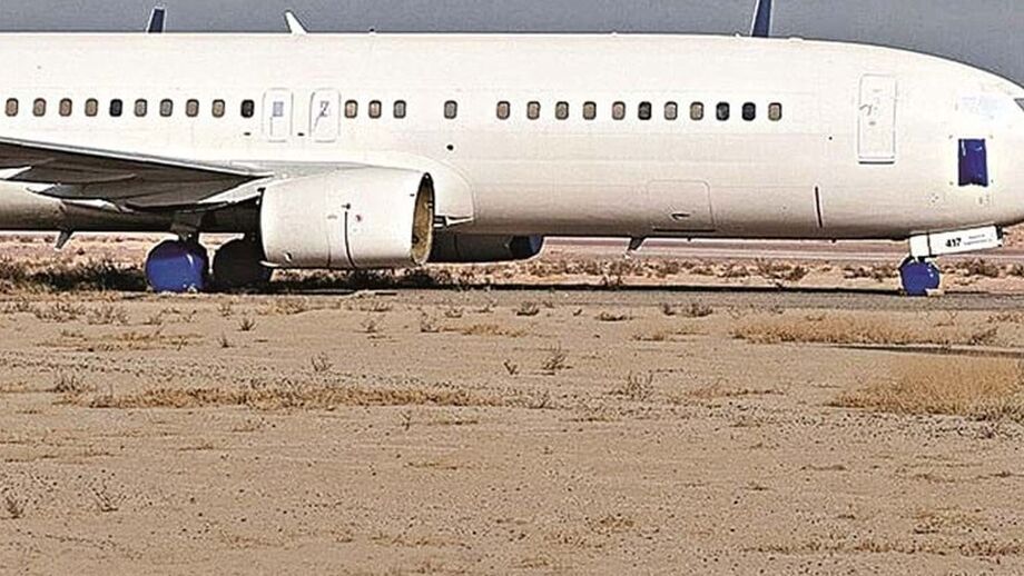 O avião, ainda com a antiga matrícula, estacionado no deserto