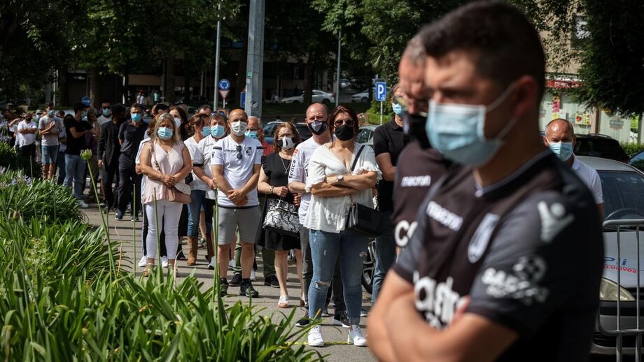 Milhares de pessoas no adeus a Neno