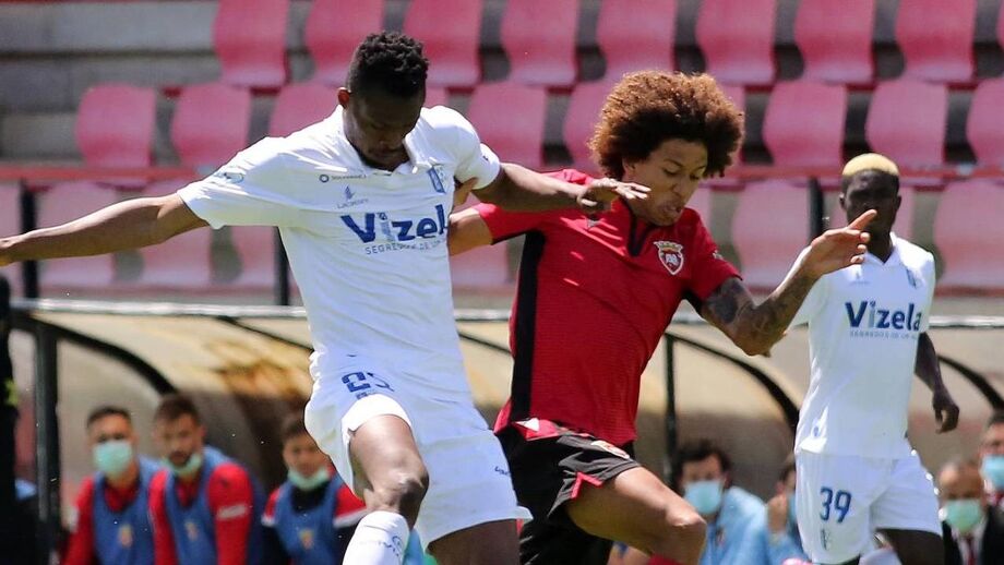 Robinho assina agora em definitivo