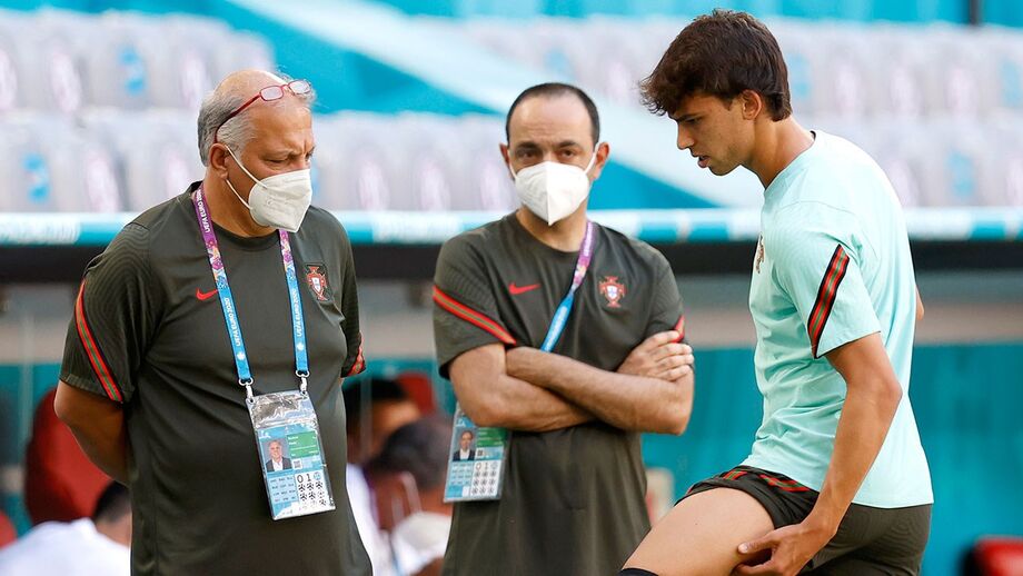 João Félix com queixas na coxa