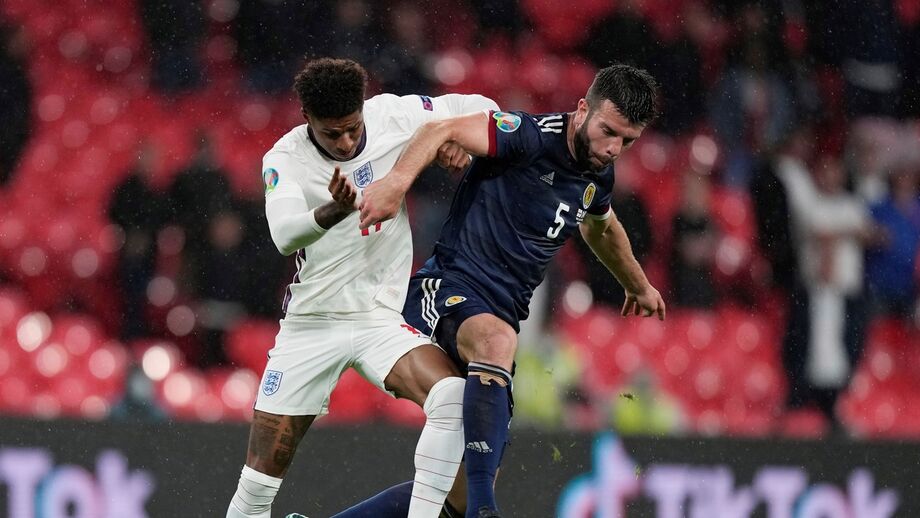 Hanley leva a melhor sobre Rashford