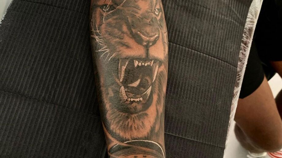 Nuno Tavares tatuou um leão no braço