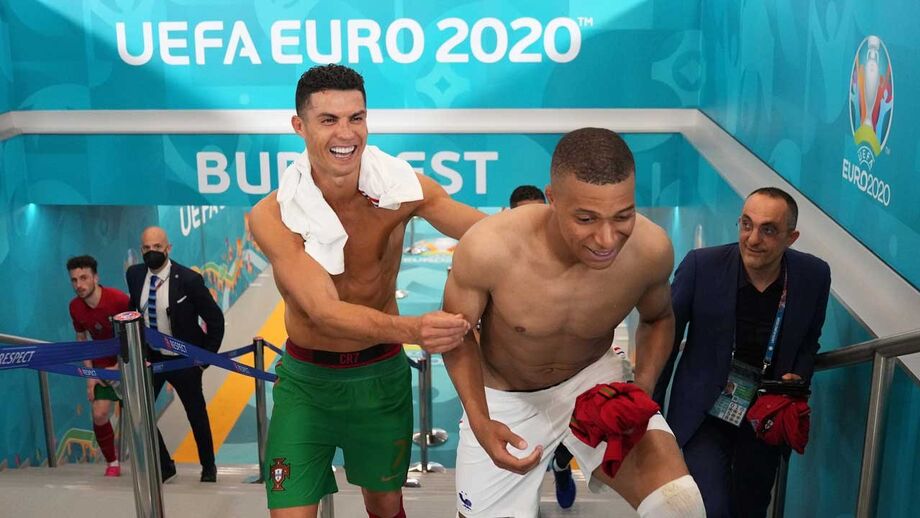 Uma das imagens da noite: Ronaldo e Mbappé animados no final do Portugal-França