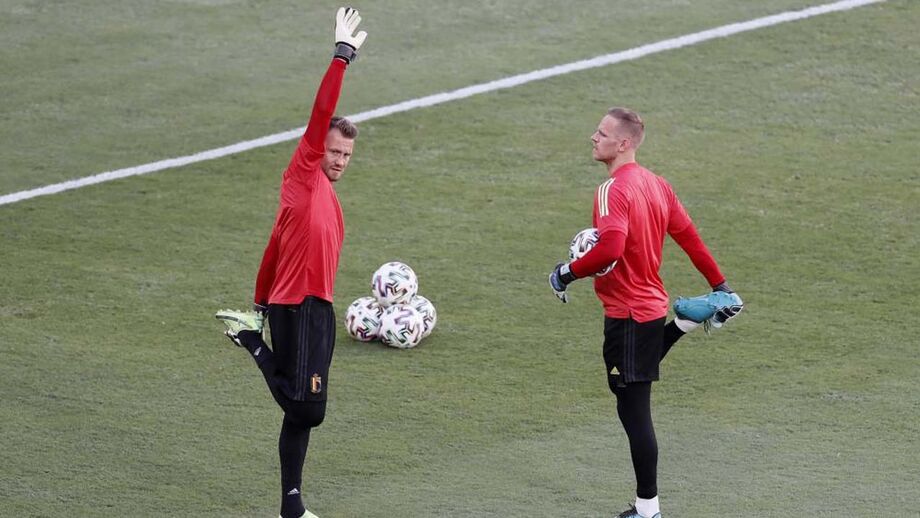 Mignolet, à esquerda na foto, vai falhar o resto da prova