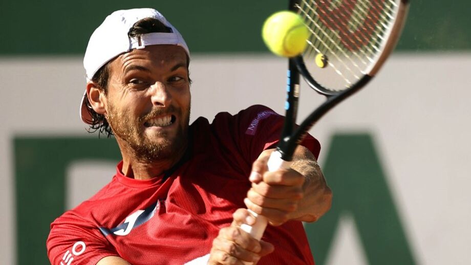 Sousa eliminado em Roland Garros