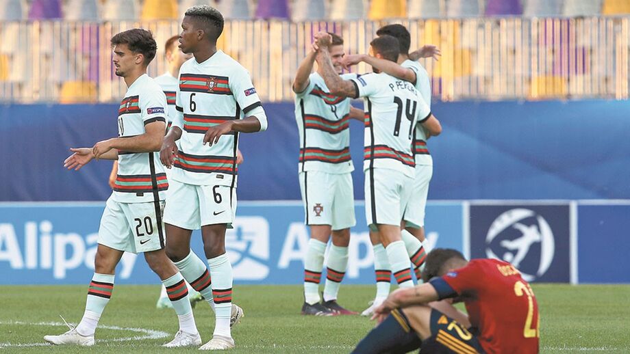 Jogadores portugueses festejam perante o desalento de Óscar Gil
