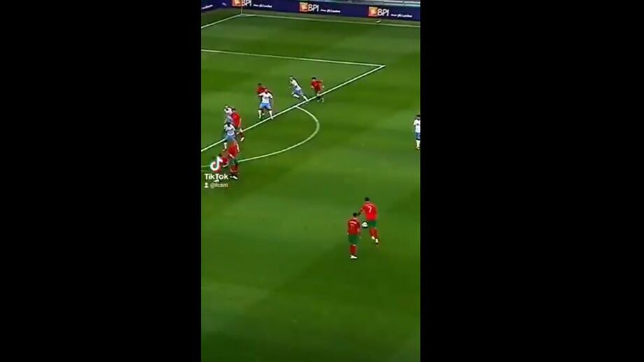 Remate do português frente a Israel não passou despercebido ao clube agora treinado por Rui Vitória