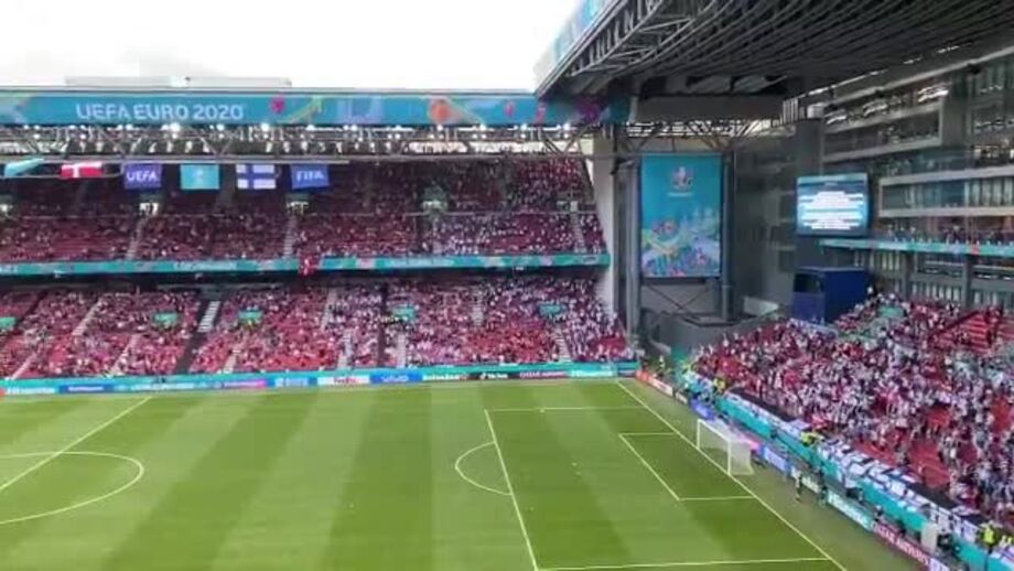Momento de comunhão nas bancadas do estádio Parken, em Copenhaga