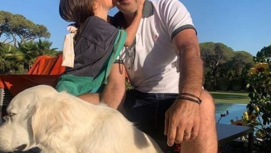 Tony Carreira mostra-se com a neta e o cão da família