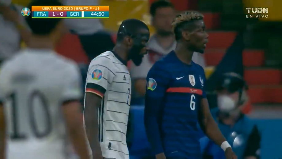 Onde é que já vimos isto? Rüdiger morde Pogba nas costas em pleno jogo
