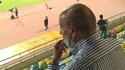 «Olha o telefone!»: como Pinto da Costa serenou os ânimos no FC Porto-Roma desde a bancada