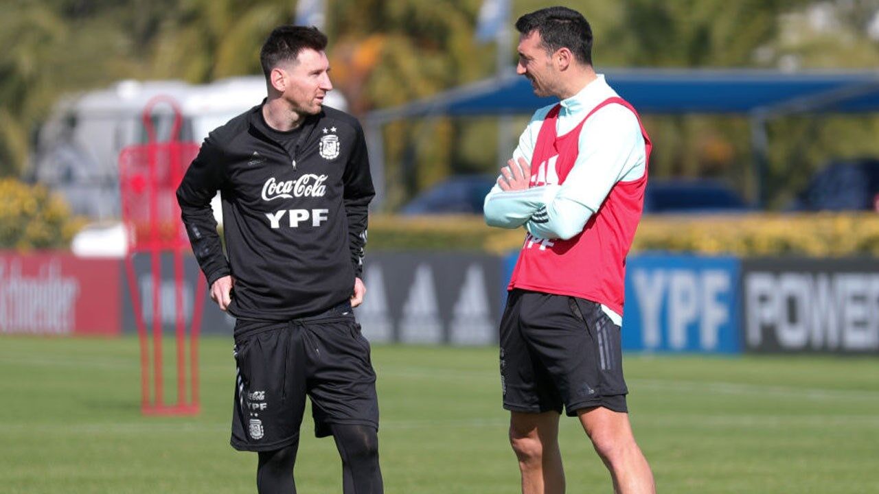 Messi à conversa com Scaloni no treino da Argentina