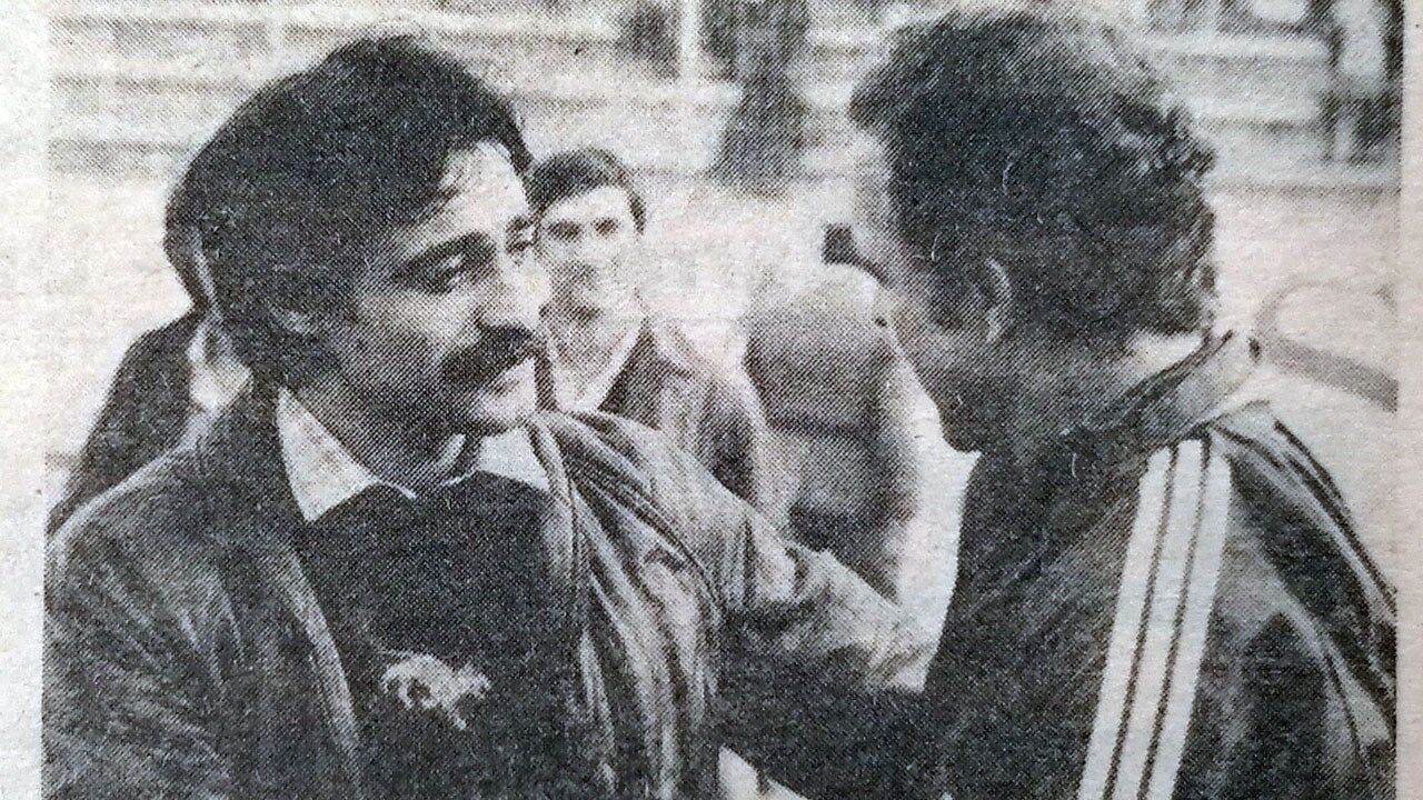 António Oliveira (à esquerda) cumprimenta Juca 