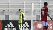 Vlachodimos (3) - Tarde descansada, limitando-se a amarrar, sem dificuldade, uma bola junto ao solo (20’).