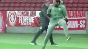 Abel Ferreira ganha em Porto Alegre e acaba a pontapear copos de água