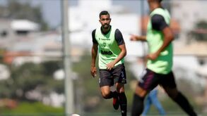 Léo Bolgado a caminho do Leixões