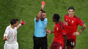 Duras críticas à arbitragem do Suíça-Espanha: «Trazia o equipamento espanhol por baixo»