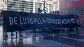 «De luto pela democracia no Benfica»: adeptos encarnados manifestam-se junto ao Estádio da Luz