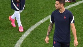 Lucas Hernández operado ao joelho esquerdo