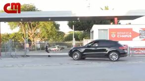 O momento em que Jorge Jesus chegou ao centro de estágio do Benfica no Seixal		