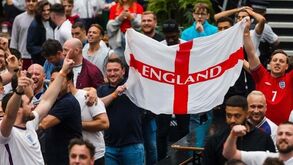 UEFA vai investigar adeptos ingleses por distúrbios na partida frente à Dinamarca