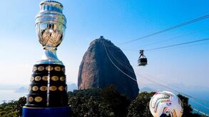 Troféu da Copa América a postos para ser entregue no Brasil