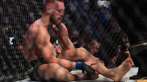 UFC: Conor McGregor fratura tornozelo e acaba derrotado por Dustin Poirier