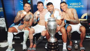 Otamendi assinala conquista da Copa América em foto com 